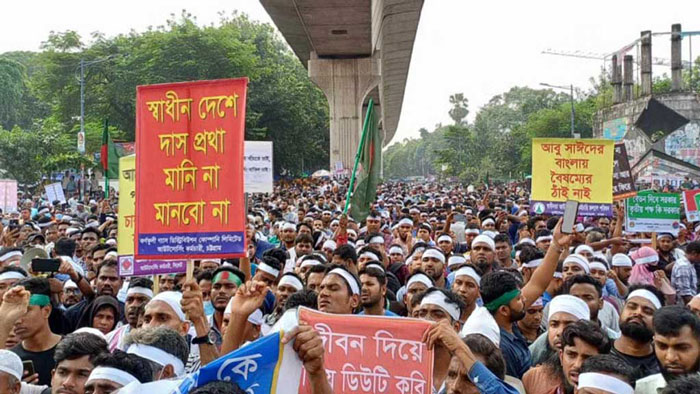 চাকরি জাতীয়করণের দাবিতে শাহবাগ অবরোধ, তীব্র যানজট