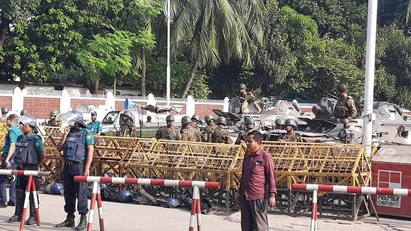 বঙ্গভবন মোড়ে জনতা, পুলিশ-সেনাবাহিনীর সতর্ক অবস্থান