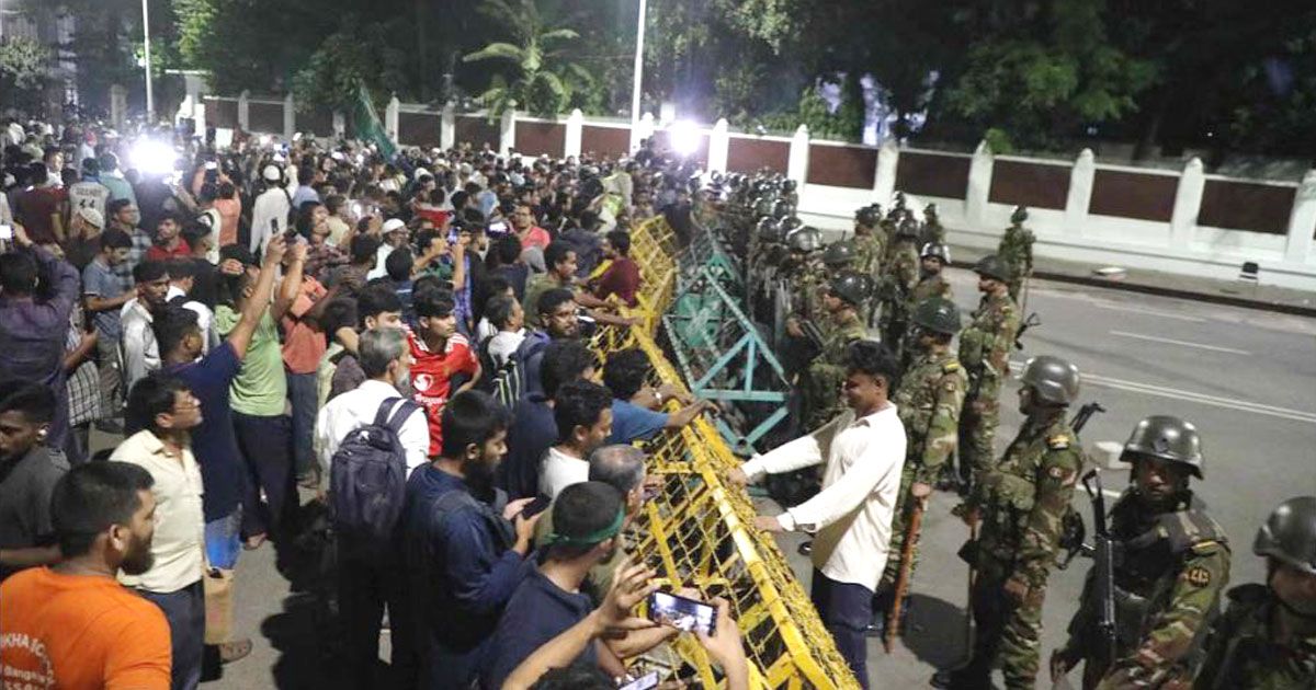 বঙ্গভবন এলাকায় থমথমে পরিস্থিতি,আইনশৃঙ্খলা রক্ষাকারী বাহিনী সতর্ক