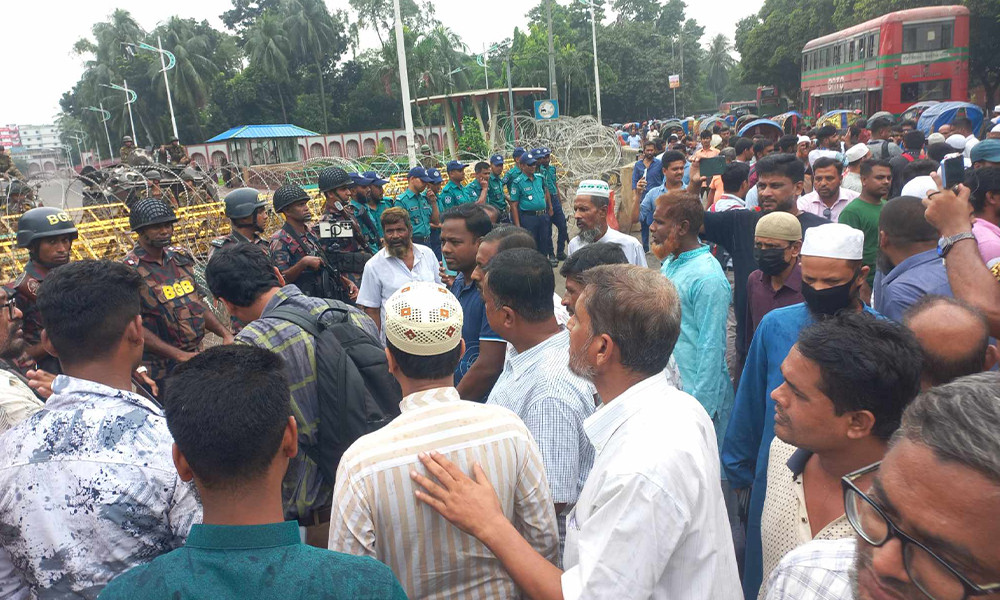 উৎসুক জনতার ভিড়, বঙ্গভবন ঘিরে কড়া নিরাপত্তা