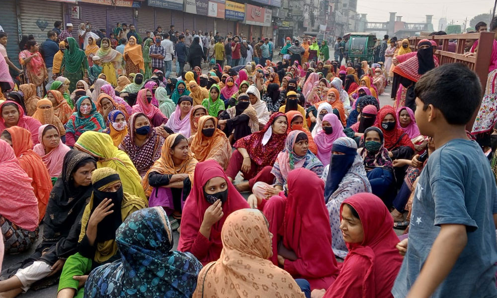 টঙ্গীতে শ্রমিকদের মহাসড়ক অবরোধ