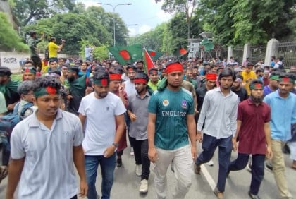 গণপদযাত্রায় আন্দোলনকারী শিক্ষার্থীরা বঙ্গভবন অভিমুখে