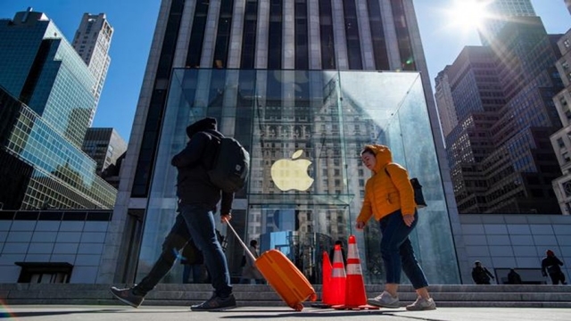 Apple, some US retailers close stores to contain virus