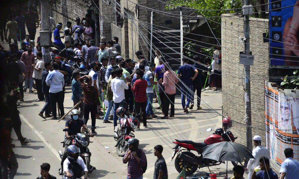 Mourners barred from paying homage to Bangabandhu at Dhanmondi 32