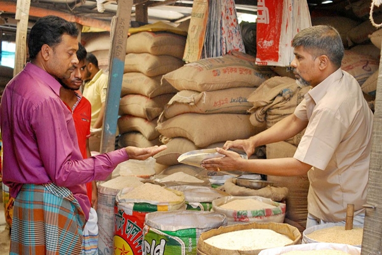 করোনায় কেনাকাটার হিড়িকে বেড়েছে চালের দাম