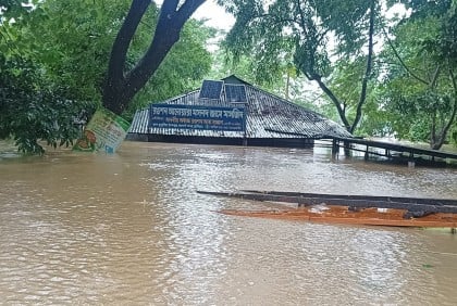 ভেঙে গেল গোমতীর বাঁধ