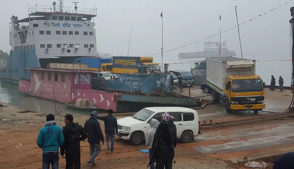 Fog disrupts ferry services on Daulatdia-Paturia route