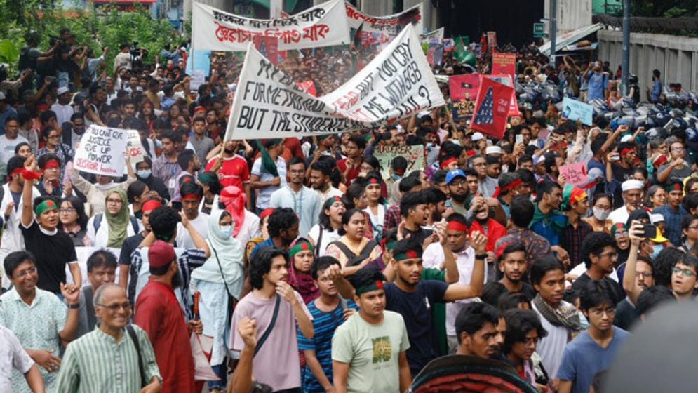 মিরপুরে ৪ ঘণ্টা অবস্থান শেষে সড়ক ছেড়েছেন আন্দোলনকারীরা