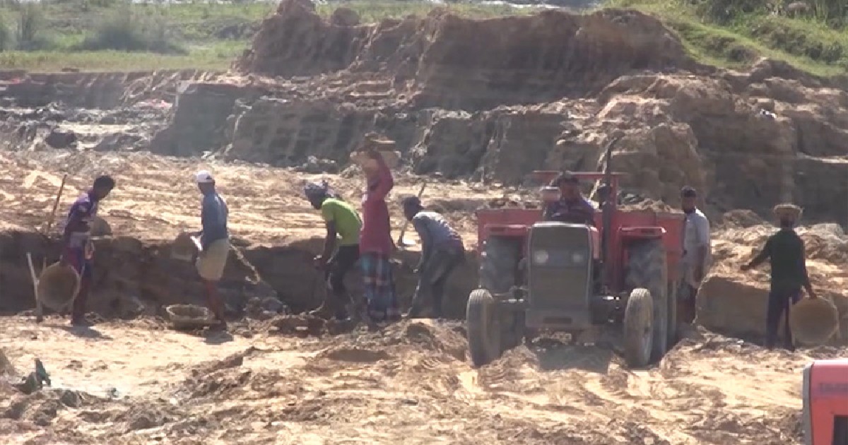 Illegal soil lifting threatens Gumti River embankment