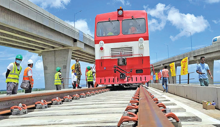 Installation of rail tracks on Padma Bridge begins