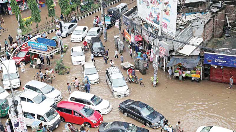 Heavy rains cripple city life, submerge many areas