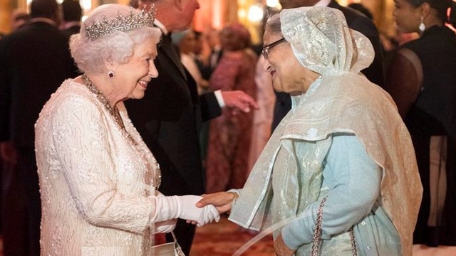 PM exchanges greetings with Queen Elizabeth