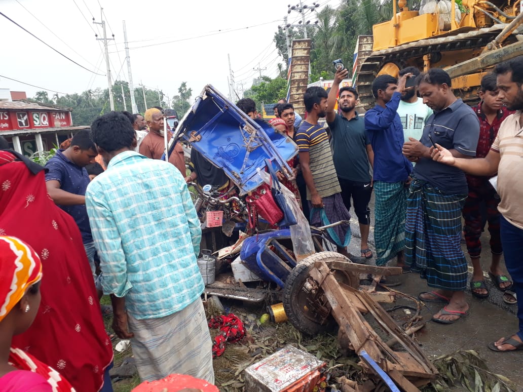 রাজবাড়ীর কালুখালীতে ট্রাক, ইজিবাইক ও কারের ত্রিমুখী সংঘর্ষ; নিহত ছয়