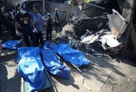 10 dead as Philippine plane crashes into house
