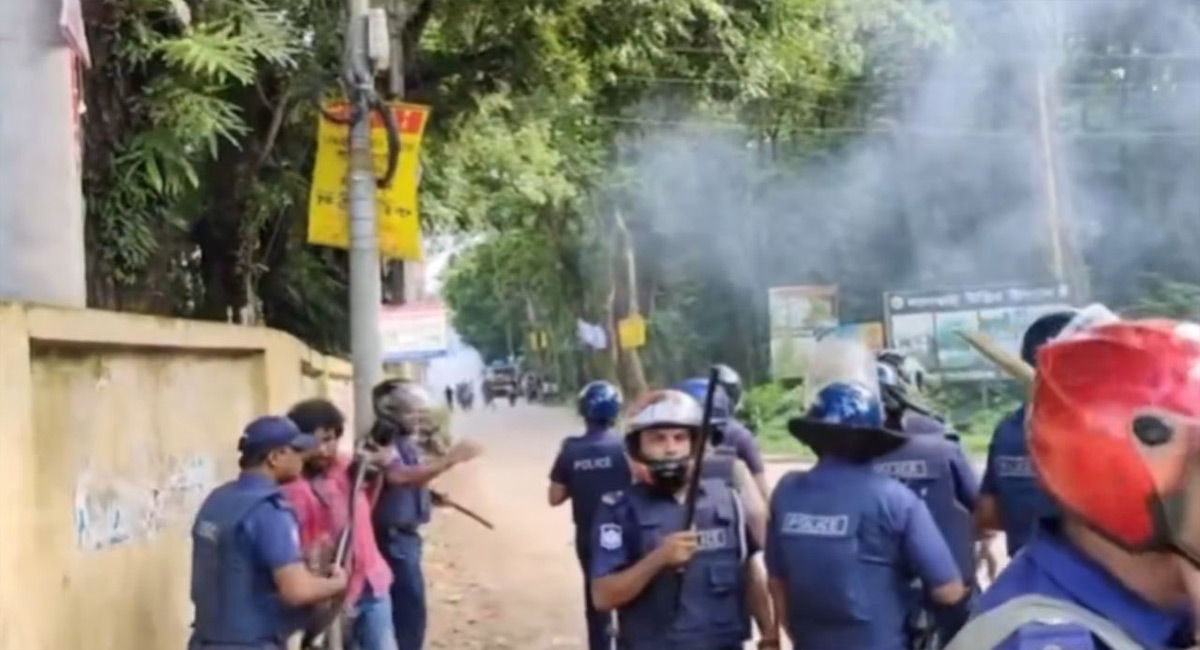 কুমিল্লা বিশ্ববিদ্যালয়ে আন্দোলনরত শিক্ষার্থীদের সঙ্গে পুলিশের ধাওয়া পাল্টা ধাওয়া