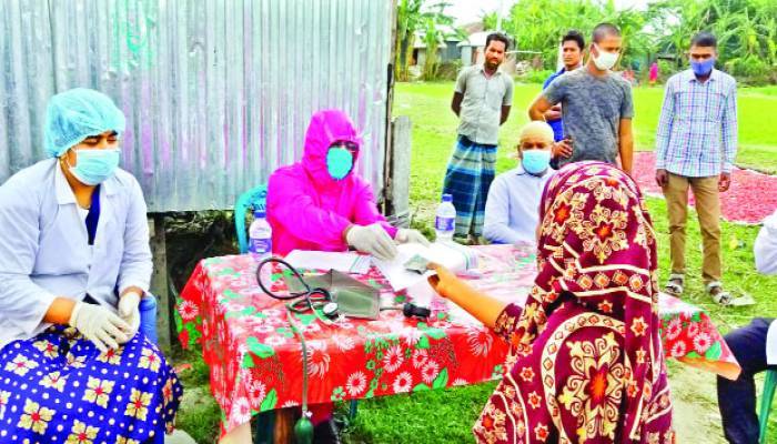 চিকিৎসকের গাড়িই যাচ্ছে বাড়ি বাড়ি