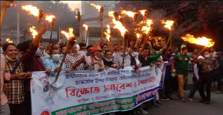 বঙ্গবন্ধুর ভাস্কর্য ভাঙার প্রতিবাদে উত্তাল চট্টগ্রাম