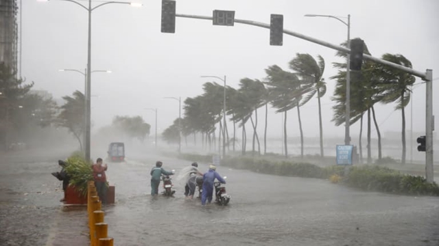 Super Typhoon Mangkhut smashes into Philippines