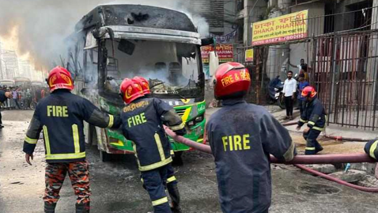 রাইদা বাসে আগুন রাজধানীর শাহজাদপুরে