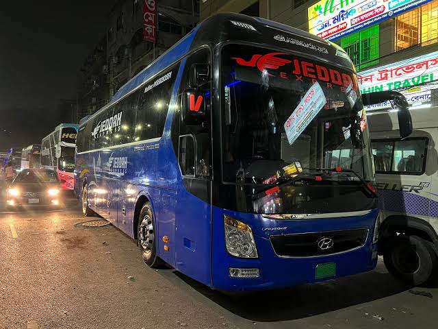 No parking, pickups of long-haul buses at Dhaka roadsides