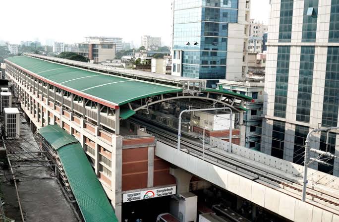 Probe body formed over suspension of Agargaon-Motijheel metro rail services