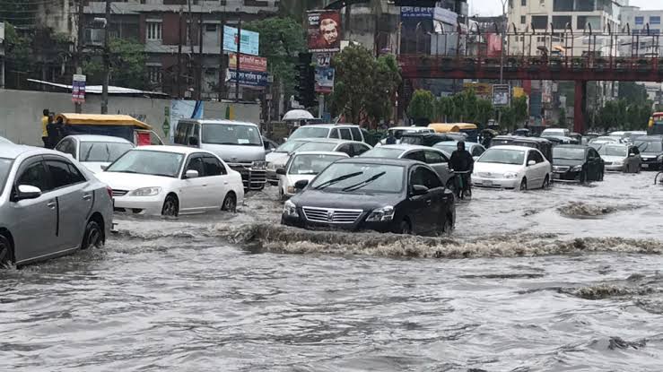 Heavy rain lashes Dhaka, cripples normal life