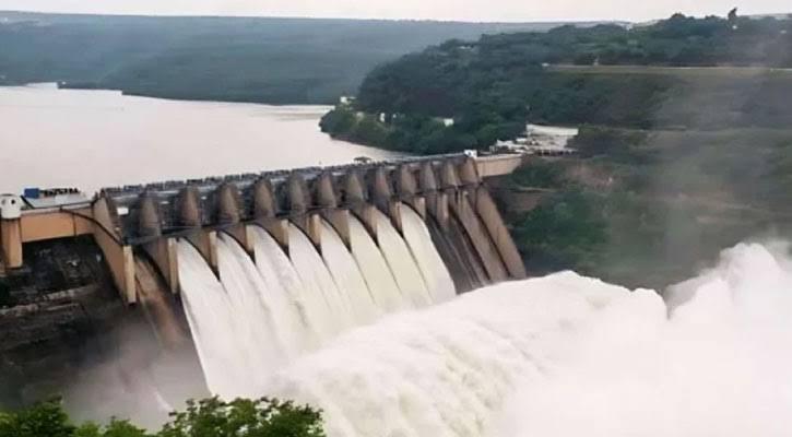 যেভাবে একা একাই খুলে গেল ডম্বুর গেট