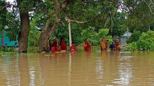 আশ্রয়কেন্দ্রে ঠাঁই নেই, সমন্বয়হীনতায় নোয়াখালীতে ত্রাণের জন্য হাহাকার