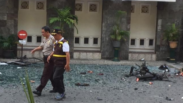 9 dead, 40 wounded as bombs hit 3 Indonesian churches