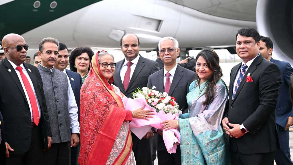 শেখ হাসিনাকে লাল গালিচা সংবর্ধনা দিল্লির রাষ্ট্রপতি ভবনে 