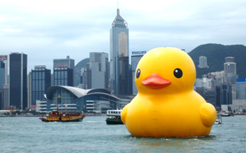 Giant yellow duck goes missing off Australia