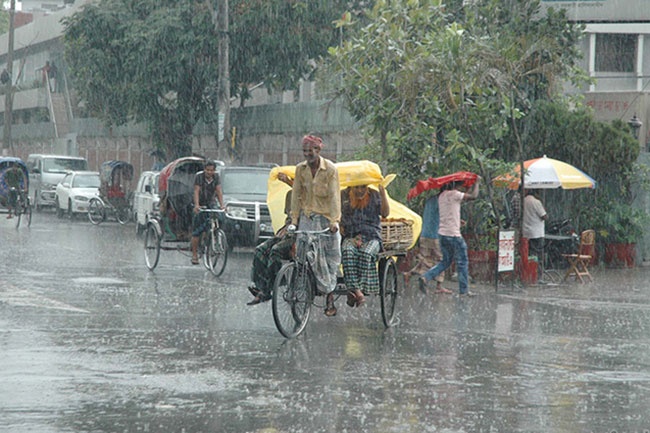 গভীর রাত থেকে রাজধানীতে মুষলধারে বৃষ্টি